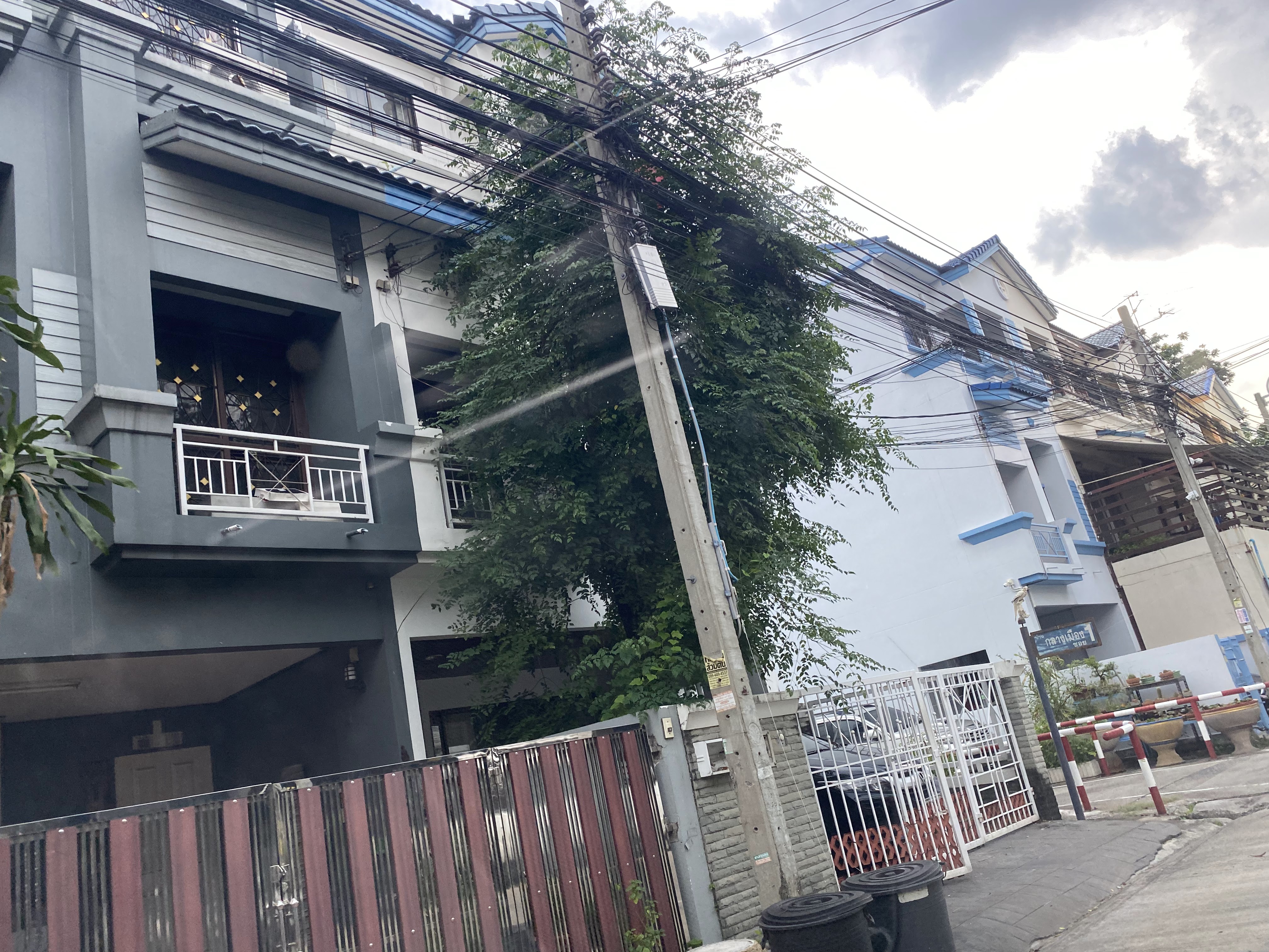 Ban Klang Muang Ratchada-Meng Chai 1