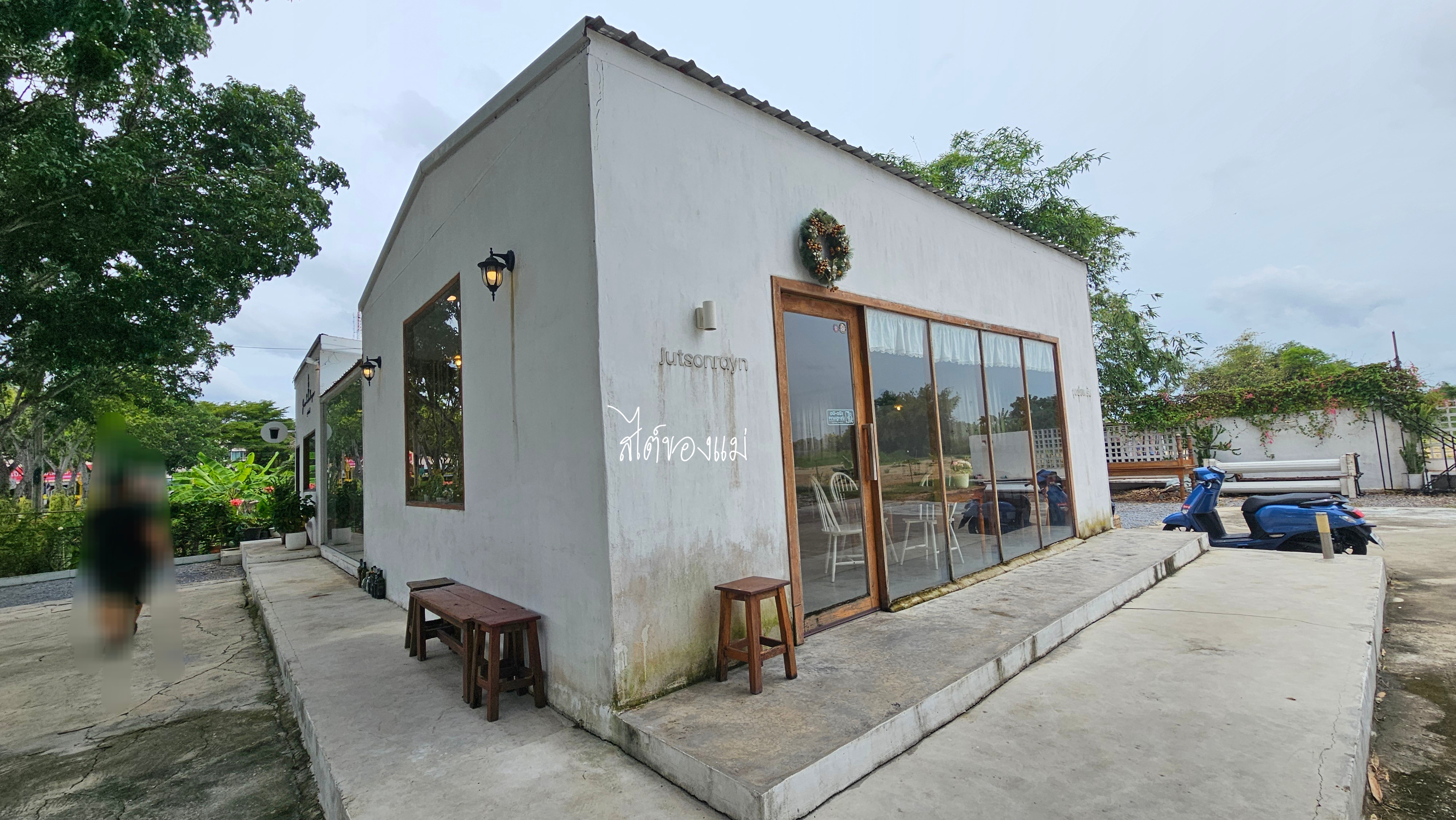 Chut Sonren Café Thawi Watthana