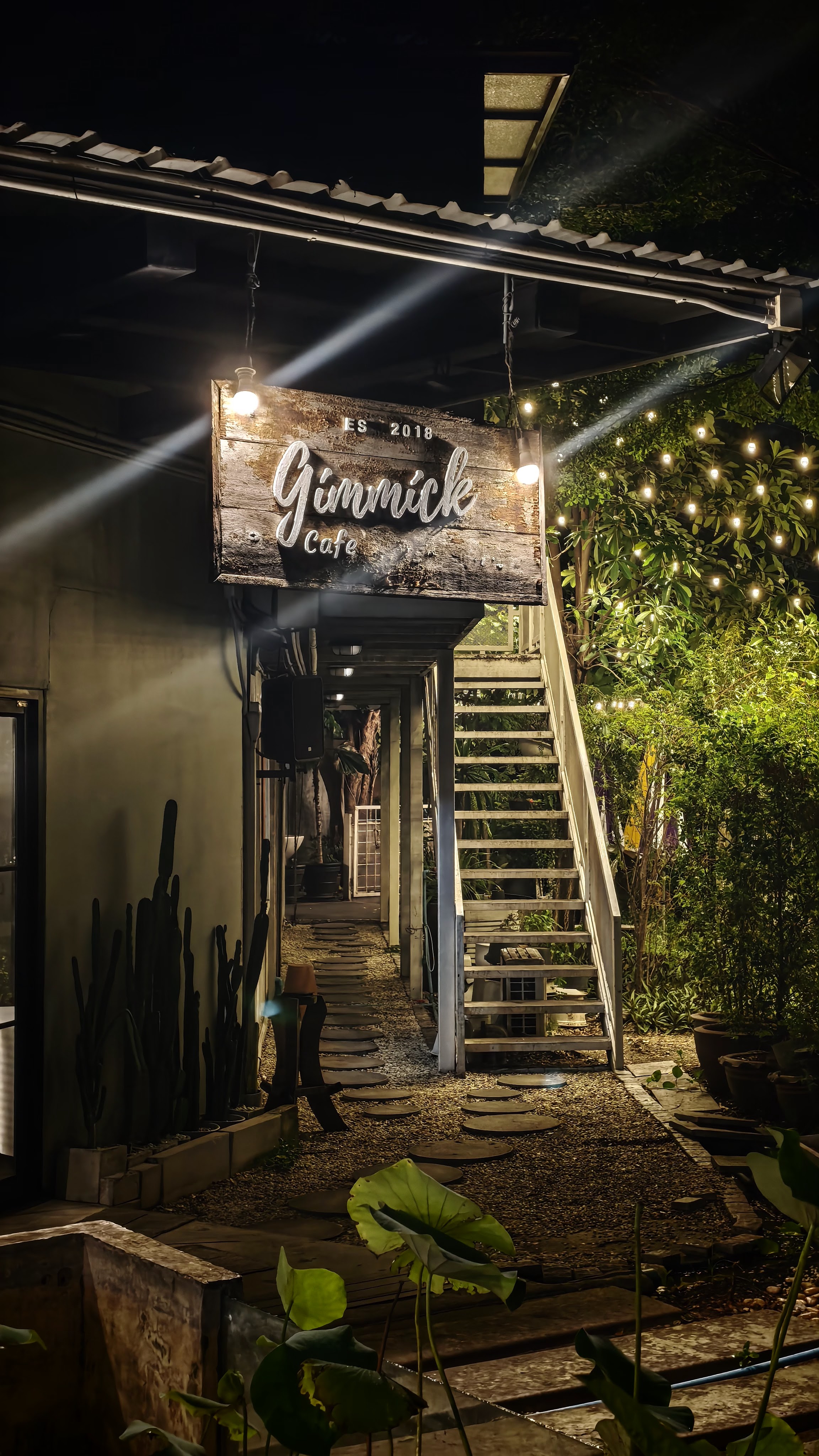 Gimmick Cafe & Restaurant