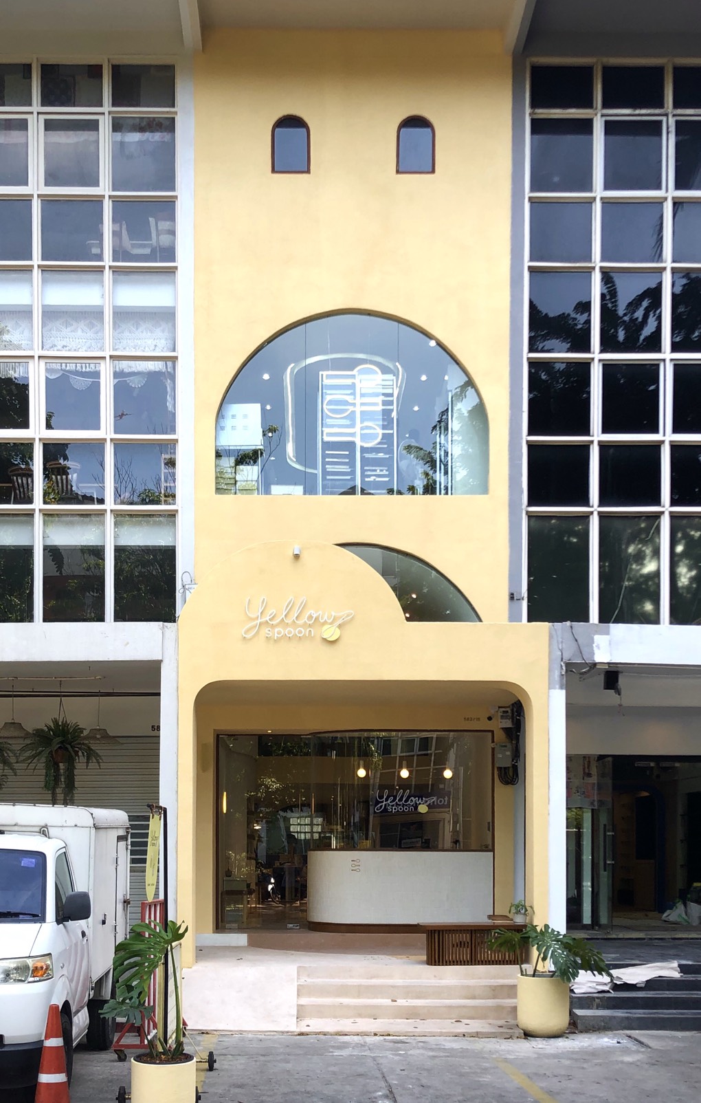 Yellow Spoon Ekkamai