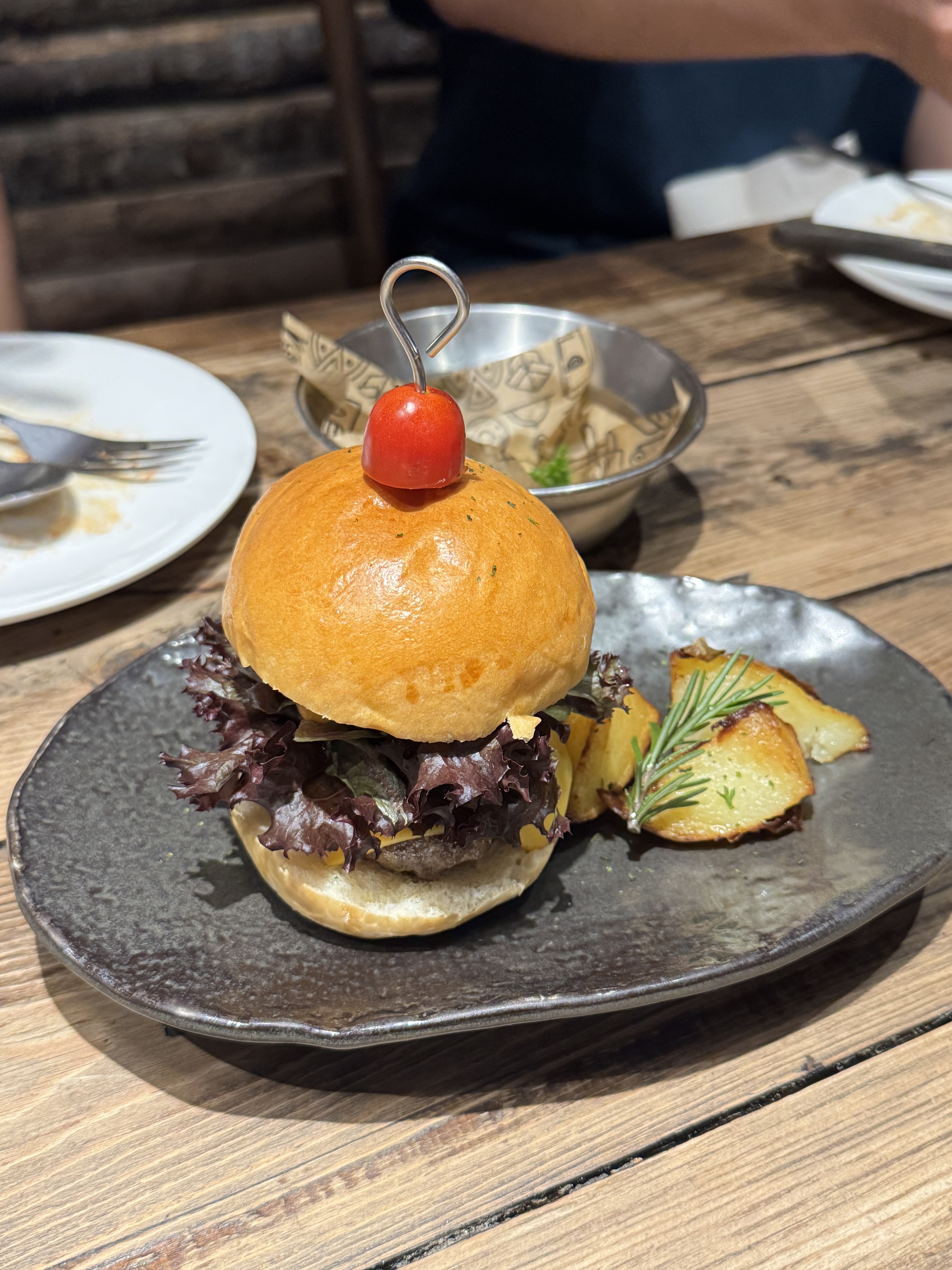 YellowStone Bar&Grill