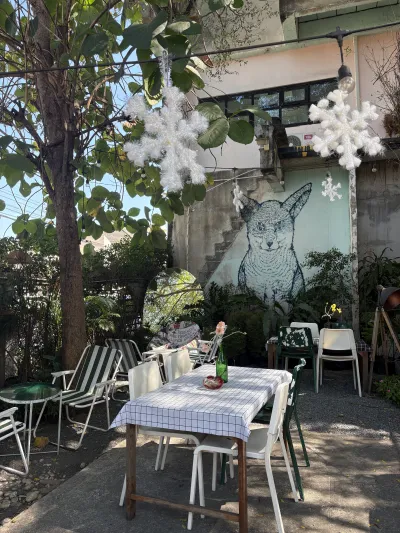 The yellow fox Cafe