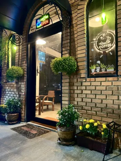 Eachother Hostel & Café