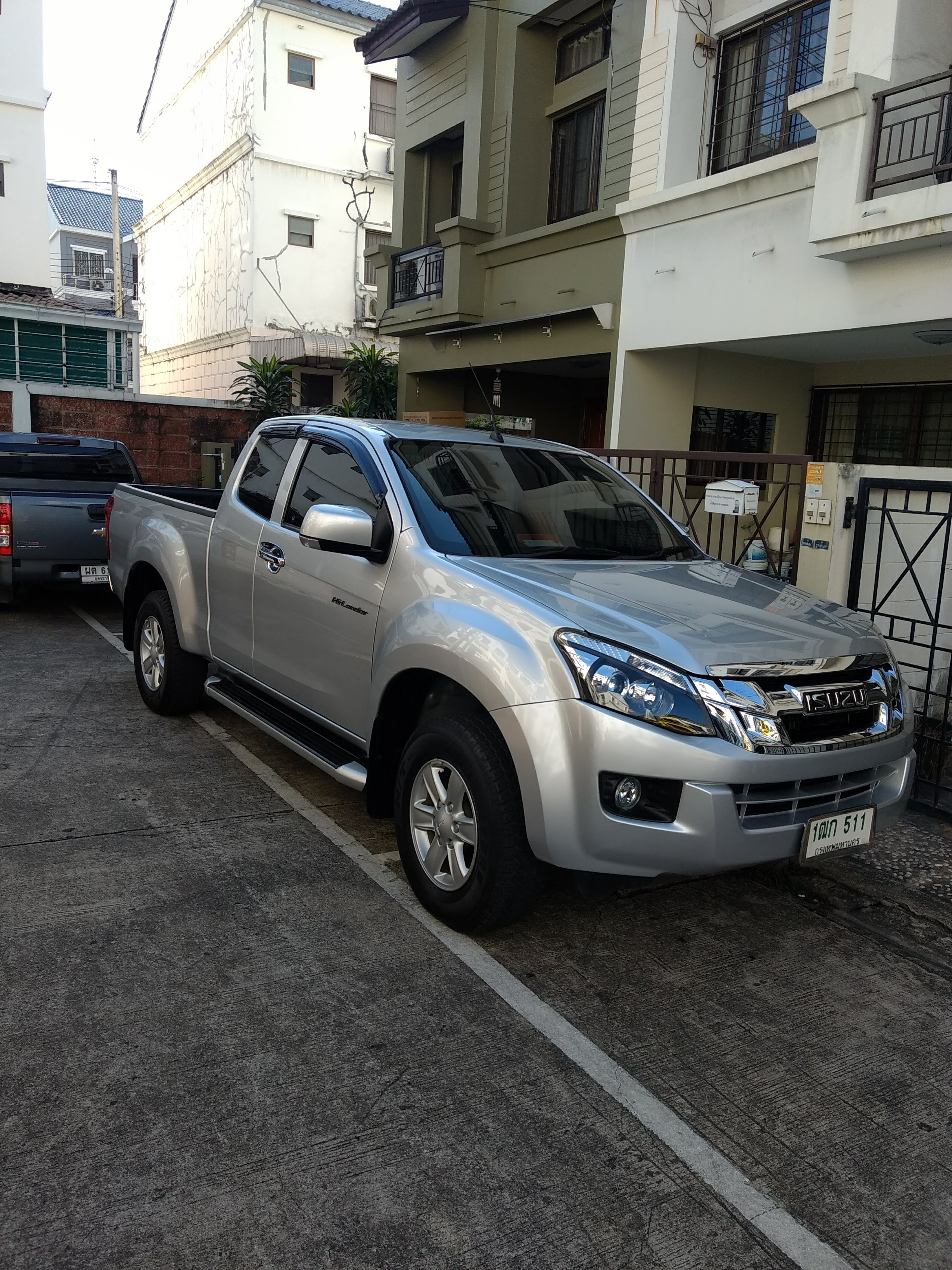 Ban Klang Muang Ratchada-Meng Chai 1