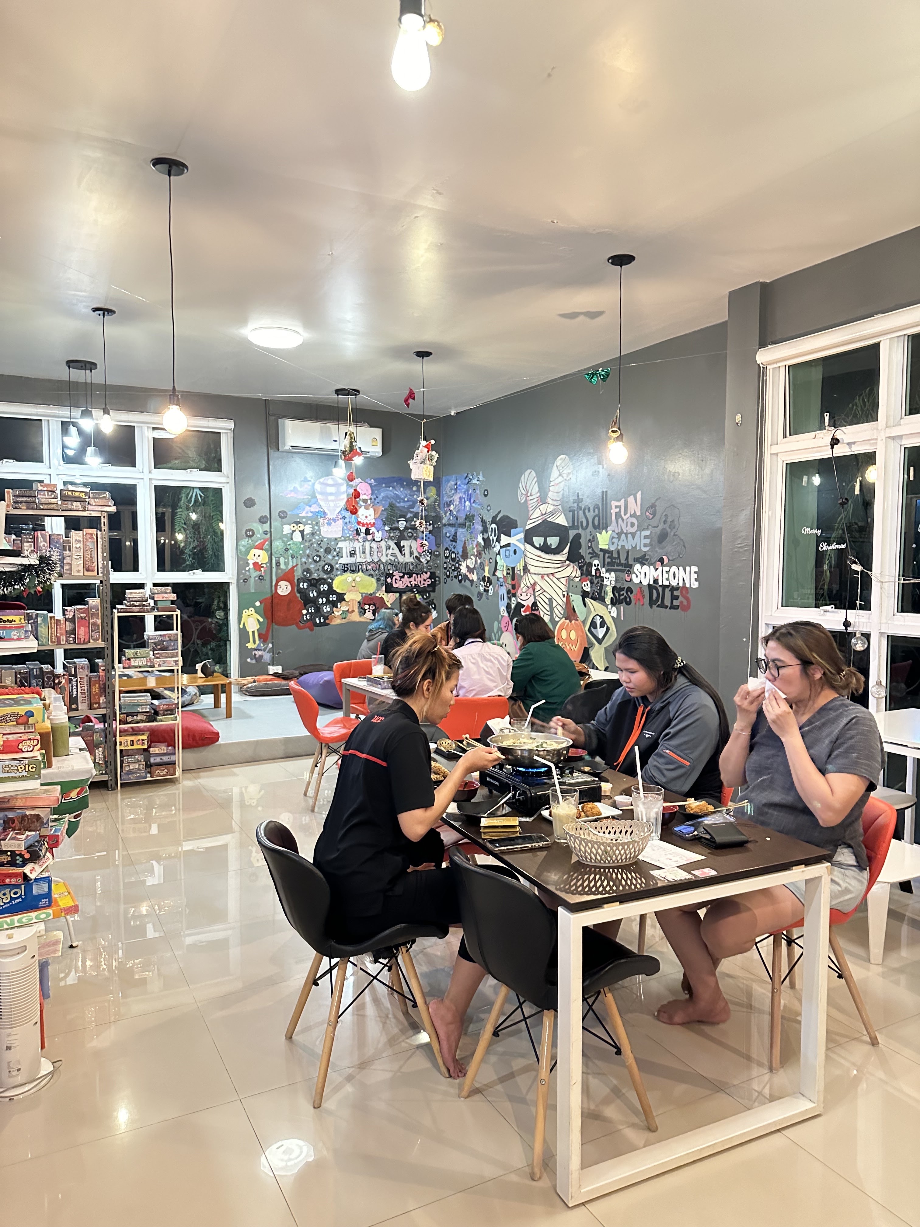 Lunar board game & cafe