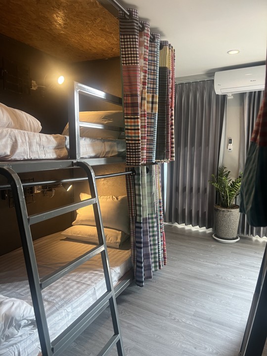 Eachother Hostel & Café