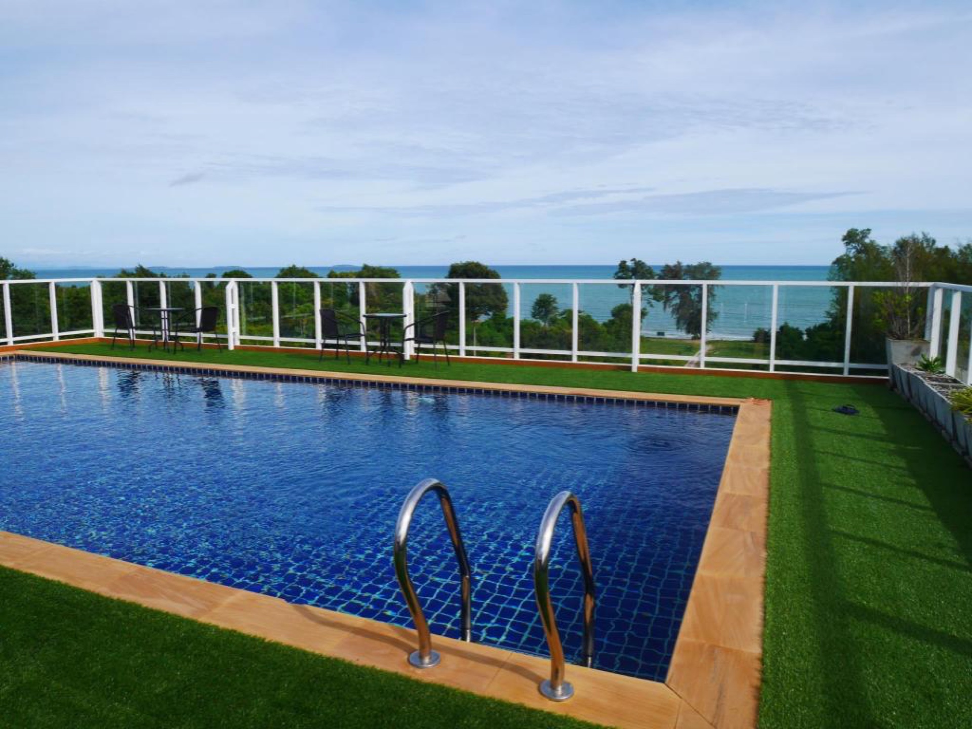 Ton-Aor on The Beach Resort & Restaurant